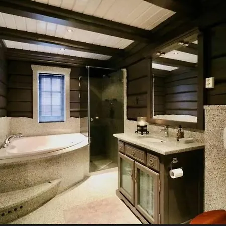 Log With Hot Tub In Feriehus *